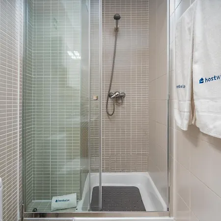 Spacious & Sunny With Pool By Hostwise Apartment *