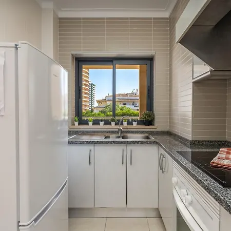 Appartement Spacious & Sunny With Pool By Hostwise *