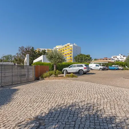 Spacious & Sunny With Pool By Hostwise Portimão
