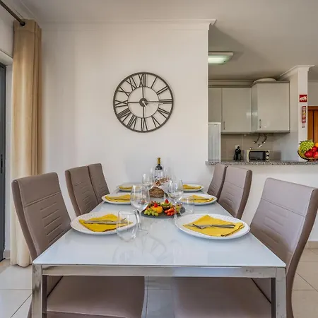 Spacious & Sunny With Pool By Hostwise Apartment