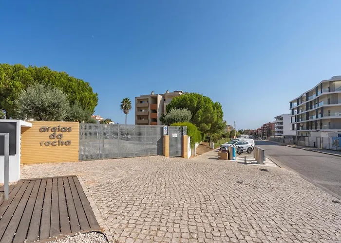 Spacious & Sunny With Pool By Hostwise Portimão