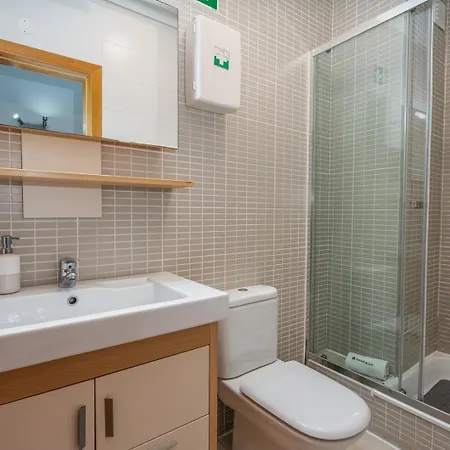 Spacious & Sunny With Pool By Hostwise Apartamento