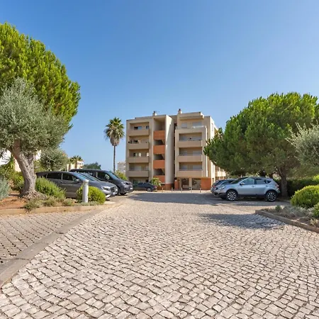 Spacious & Sunny With Pool By Hostwise Apartamento