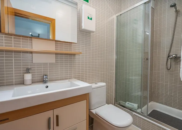 Spacious & Sunny With Pool By Hostwise 公寓