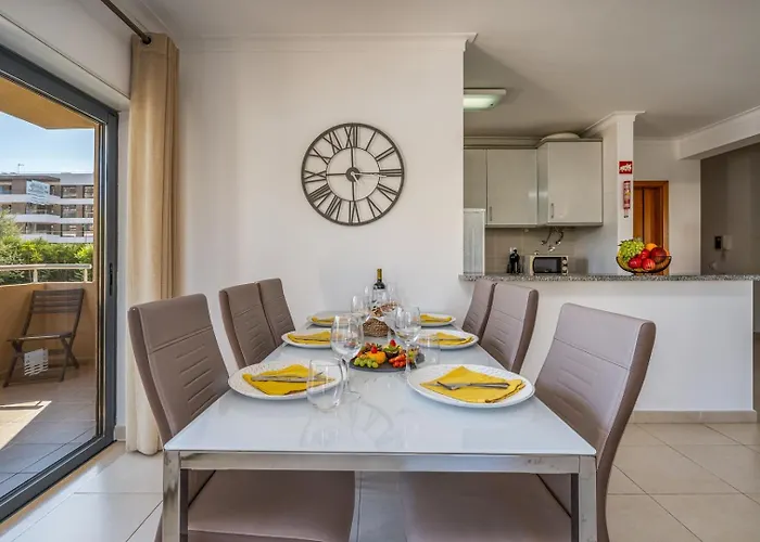 Spacious & Sunny With Pool By Hostwise 公寓