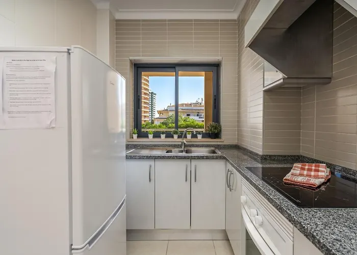 アパート Spacious & Sunny With Pool By Hostwise *