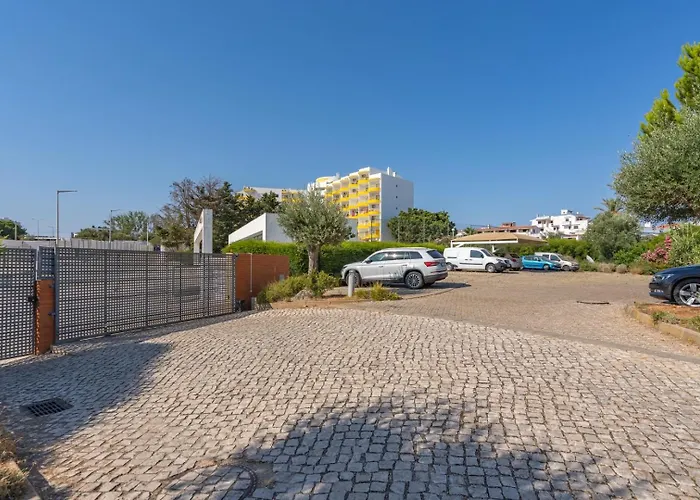 Spacious & Sunny With Pool By Hostwise ポルティマン