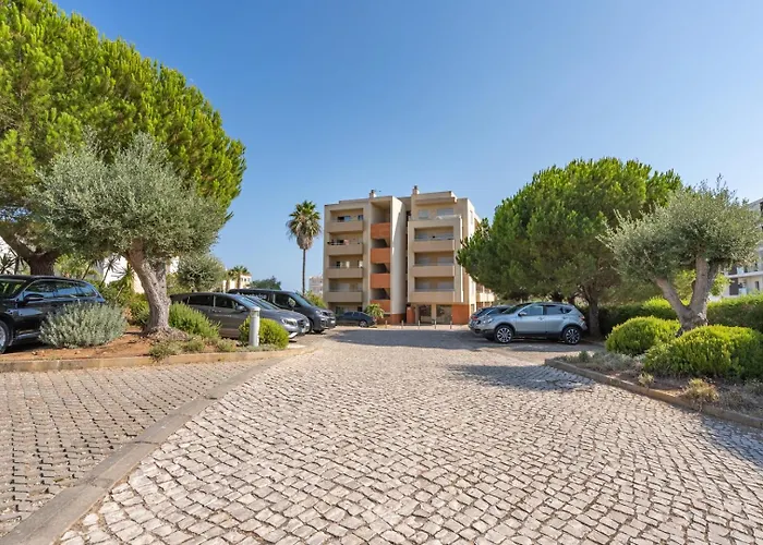 Spacious & Sunny With Pool By Hostwise アパート